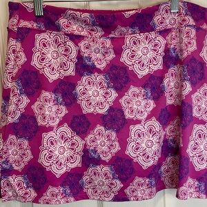 Tranquility women’s large knit skort. Hot pink w/white & purple flower print.